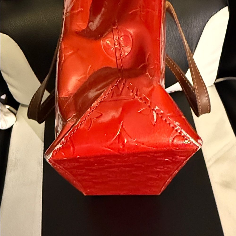 Louis Vuitton Vibrant Red Vernis Tote with leather Handles - Picture 6 of 11